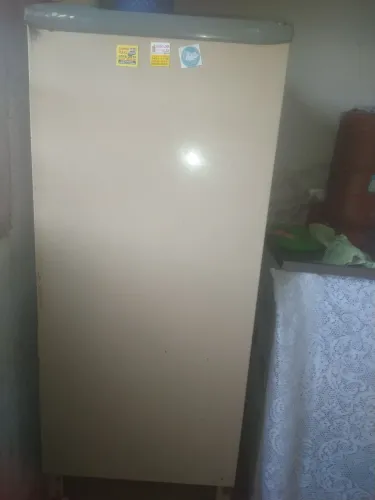 Vende se uma geladeira