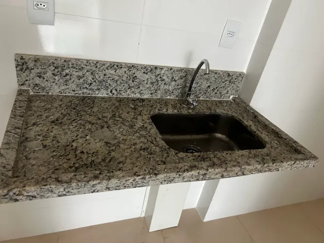 Vende-se uma pia de mármore e um tanque de plástico