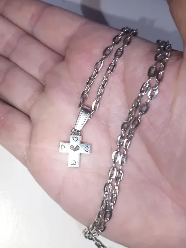 Crucifixo com detalhes de coração gravações e vazado. NOVO. 60cm e 4mm. Aço banho de ródio