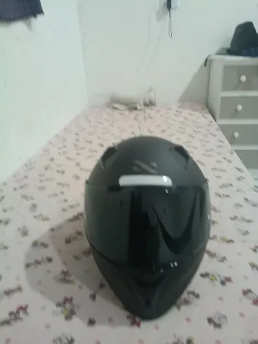 Capacete preto novo