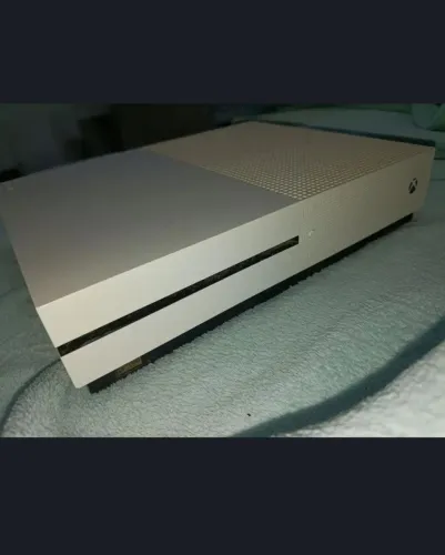 Xbox one S 1TB + controle Xbox series S + dois controles xbox one