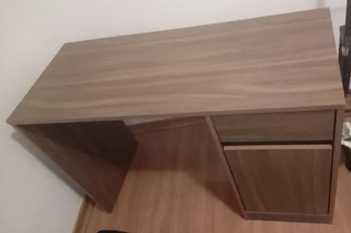 Mesa de computador com 1 gaveta 1 porta . Em excelente estado.