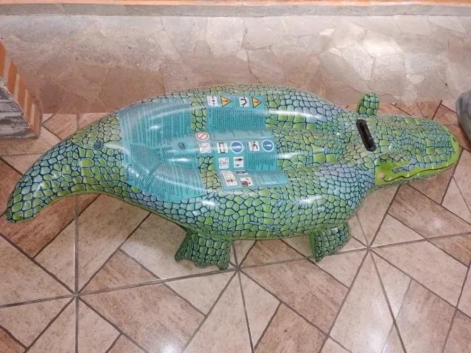 Vendo, Jacaré gigante inflável, para oiscina,etc.. pouco uso!