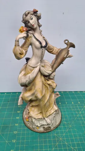 Escultura Vintage Dama Clássica Decorativa em resina - Peça de Coleção