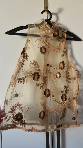 BLUSA EM TULE COM BORDADOS 