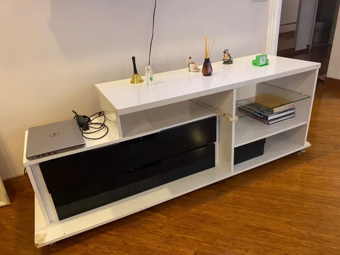 Rack de TV em MDF Branco com Rodinhas - Resistente e Funcional