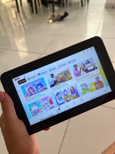 Tablet Multilaser NB422 com capa sKye, tela quebrada, porém ligando normal 