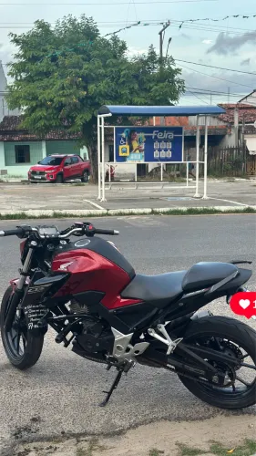 CB 300 F vermelha 2025
