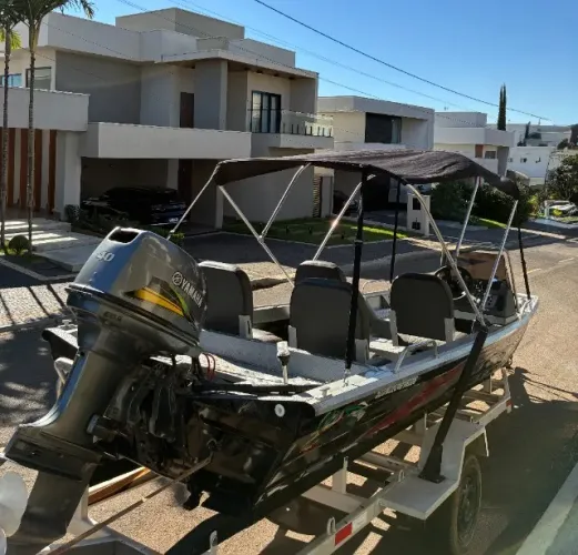 Lancha 2023 c/ motor 40HP 2T - MUITO NOVA!!!!