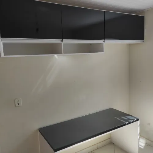 Vendo Armário e Mesa $700,00 (setecentos reais)