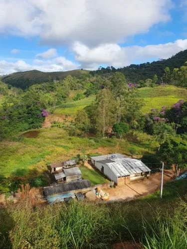 Sítio com pomar, pasto e rico em água 