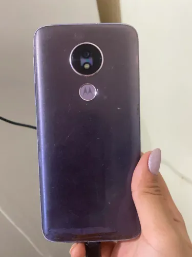  smartphone Motorola Moto G7 Power na cor lilás.