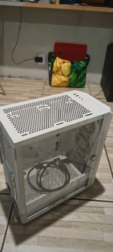 Placa de vídeo RX580 E e gabinete branco de três fans led 