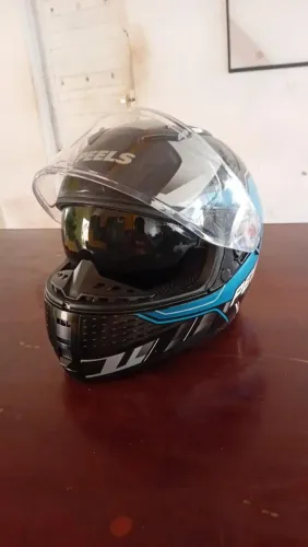 Capacete com óculos interno 