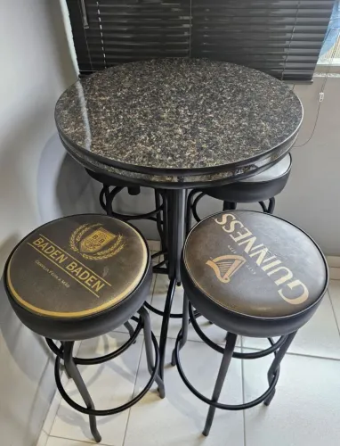 Conjunto Bistrô Seminuevo Mesa + 4 Bancos