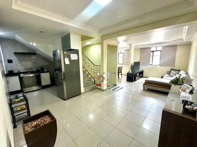 Duas casas pelo preço de um apartamento,com entradas independentes. Terreno com 164m² e ap