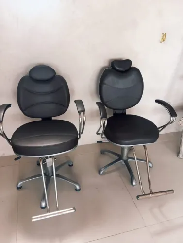 Vendo um espelho e 2 cadeiras de barbeiro.