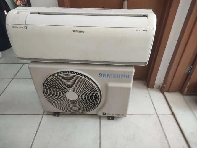 AR CONDICIONADO SAMSUNG INVERTER 9.000 BTUS GELANDO COM GÁS.