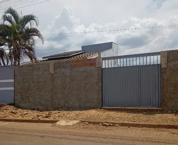 Vendo ágio de terreno murado ,com portão e uma construção;