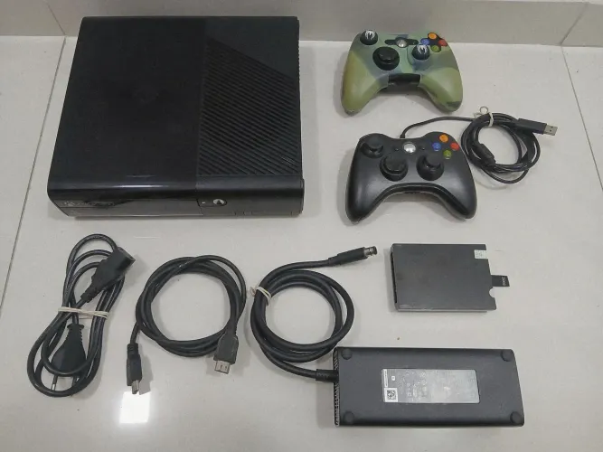 Xbox 360 bivolt ( com jogos no hd )