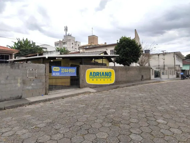 Casa com 4 dormitórios para alugar, 58 m² por R$ 2.412,37/mês - Ipiranga - São José/SC