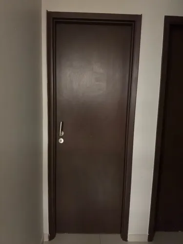 VENDO PORTA DE MADEIRA COM BATENTE E FECHADURA