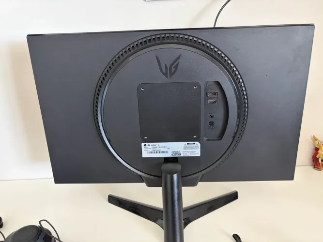 Monitor LG Ultrager 24? 180hz 1ms usado + Fone Jbl com fio