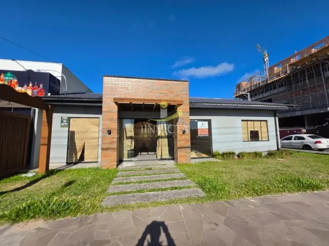 Casa Comercial de esquina disponível para aluguel anual.