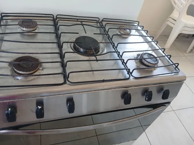 Vendo fogão com marcas de uso..funciona perfeitamente
