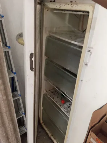 Vende-se um Freezer, 300,00 funcionando perfeitamente, só com as avarias mesmo