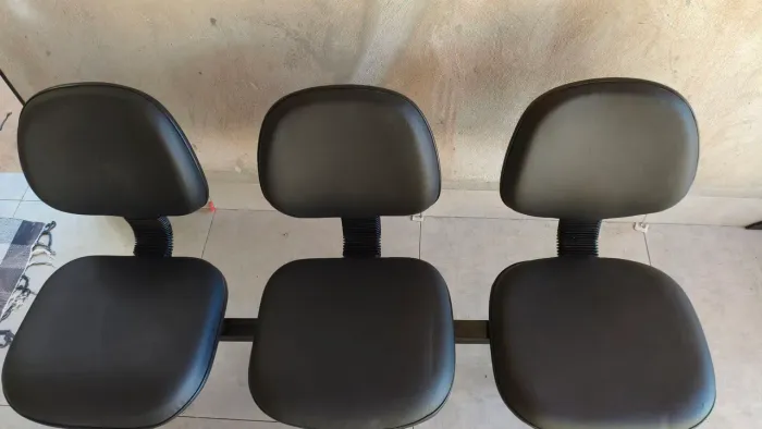 Cadeira longarina 3 lucares em curvin e uma cadeira fixa com braço.