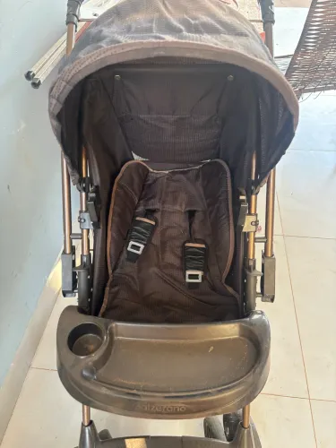 Carrinho de bebê Galzerano. Acompanha colchão para carrinho de bebê.