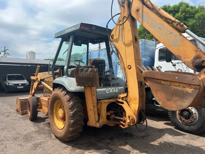 Retroescavadeira Case 580L