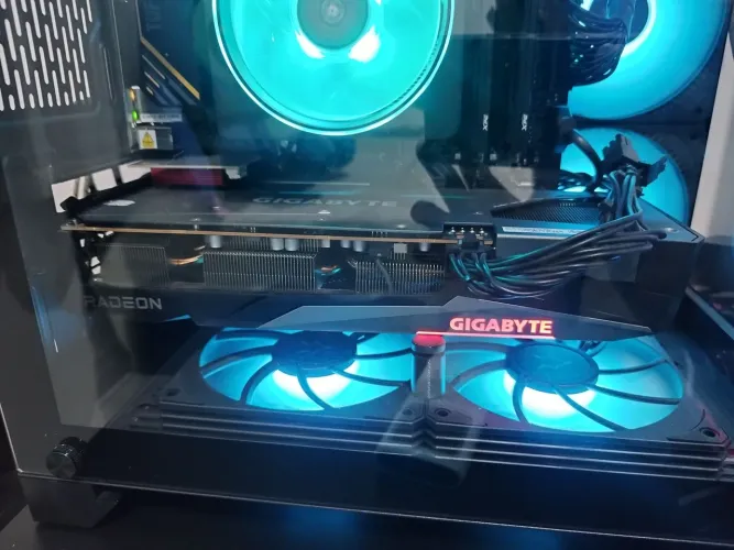 Placa de Vídeo AMD Radeon RX 7600 8GB Gigabyte Gaming OC (Estado de Nova)