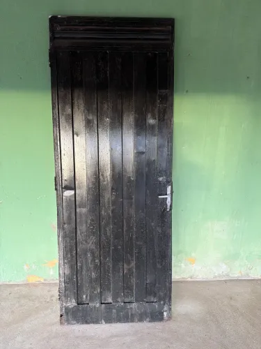 Porta de Ferro medindo 2,08m x 0,80