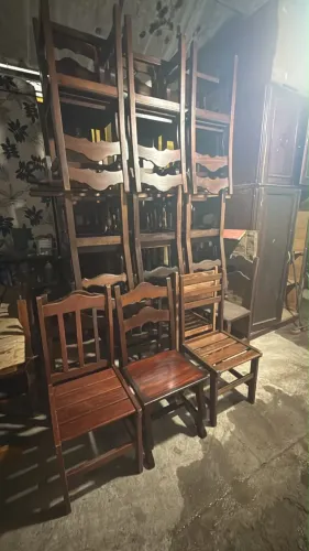 Vendo cadeira de madeira maciça