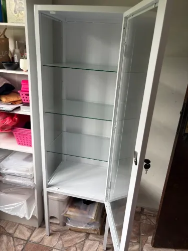 Armário de vidro com chave para consultório
