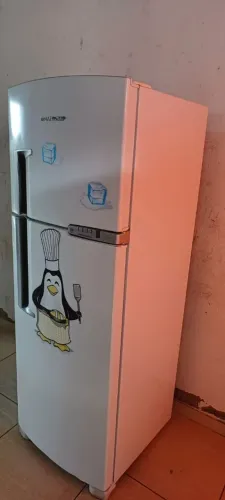 Vende-se geladeira funcionando perfeitamente faço entrega