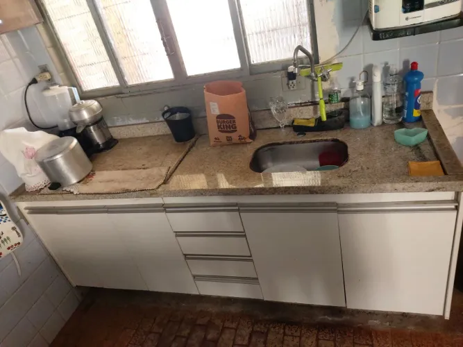 Pia de cozinha com granito e cuba inox. 