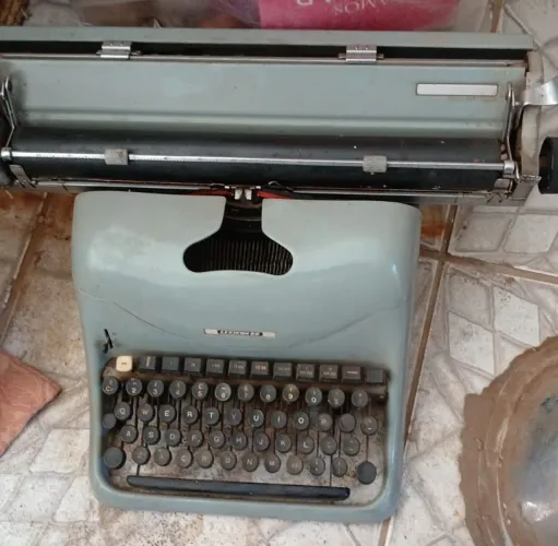 Máquina de Escrever Mecânica Olivetti Lexikon 80