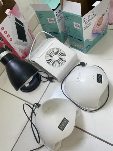 2 cabines , 1 sugador de pò , 1 luminária 