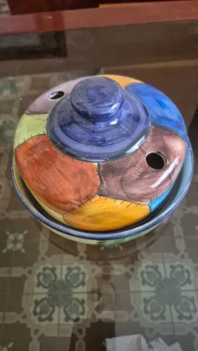 Vendo enfeite de louça em ótimas condições.