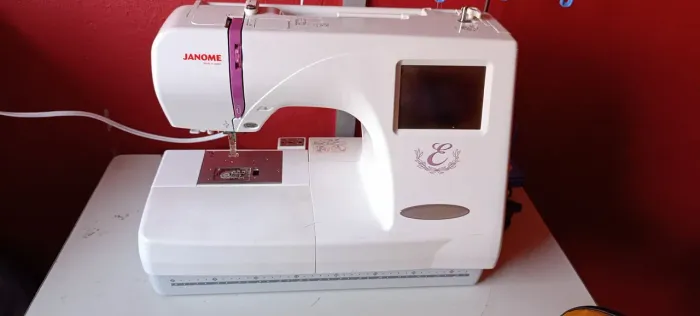 Máquina de bordar janome 350e, com defeito na tela que não atrapalha em nada