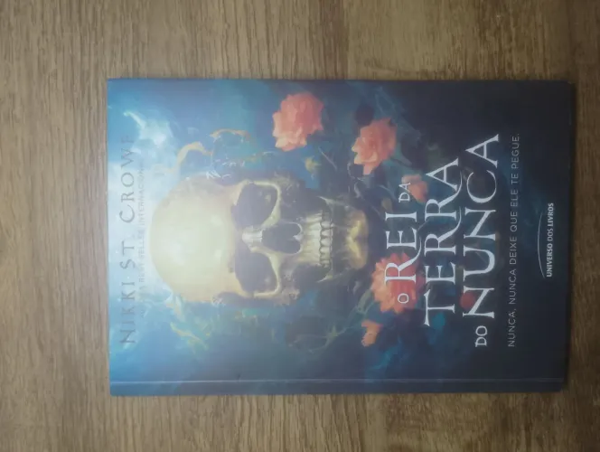 Livro de fantasia/romantasia (+18)