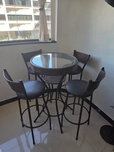 Lindo Jogo de 4 Banquetas + Mesa em Fibra Sintética c/ Vidro 60cm x 60cm