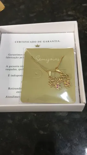 Colar com pingente de duas meninas banhado a ouro - dourado - NOVO