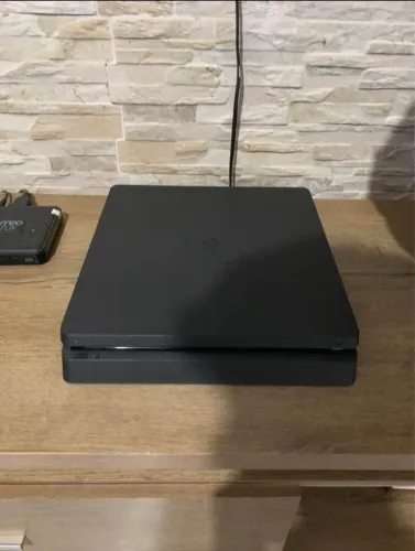  PS4 SLIM 1TB + 2 CONTROLES + JOGO | KIT COMPLETO! 