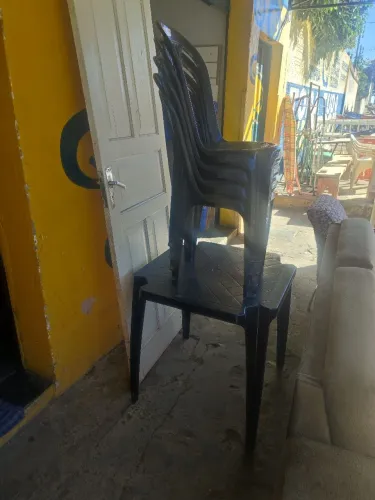 Mesa plástica com 4 cadeiras 130 kg
