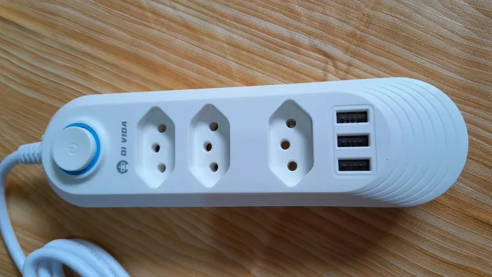 Extensão 3 tomadas com 3 entradas USB