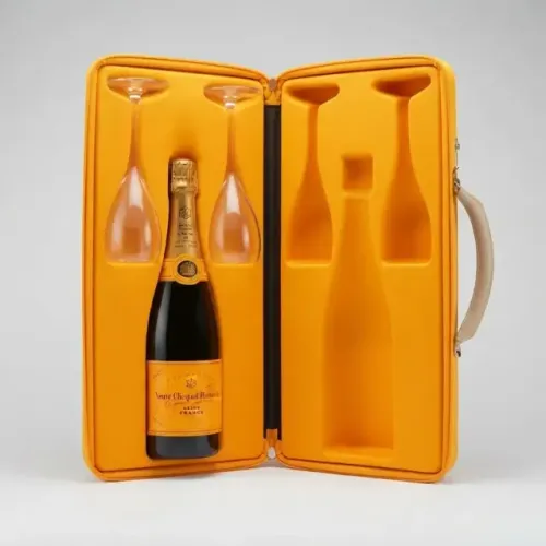 kit de Luxo Veuve Clicquot. Maleta + Champagne 750ml + Duas taças Personalizadas